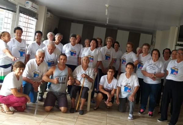 Terceira Idade e crianças do Projeto Espaço Amigo participam de aulas de Muay Thay