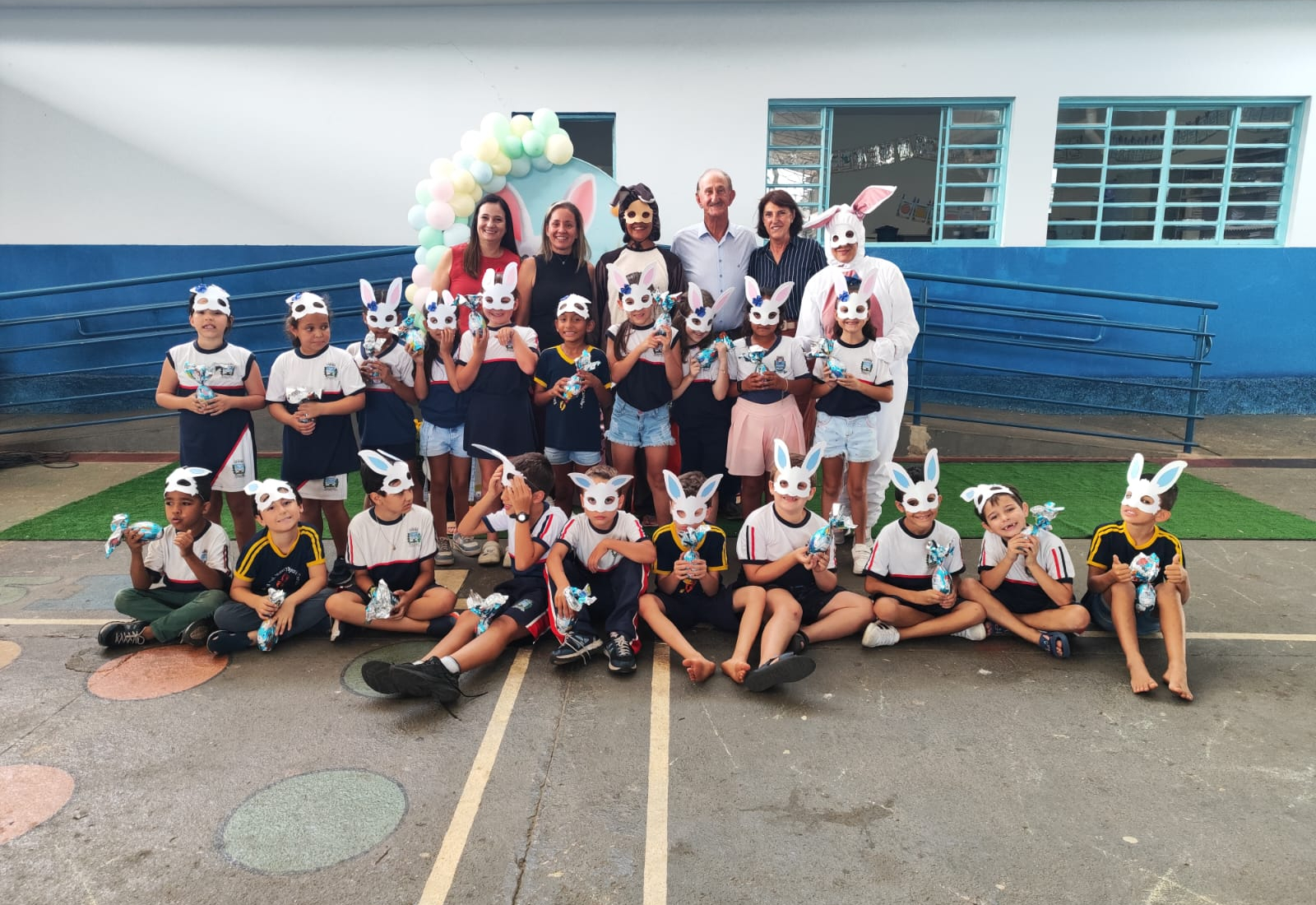 ALUNOS DA REDE MUNICIPAL RECEBEM OVOS DE PÁSCOA E KITS ESCOLARES